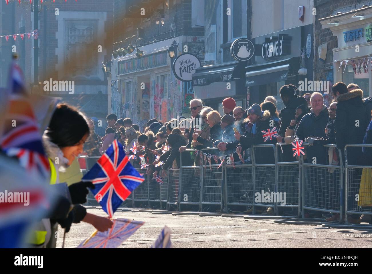 Londra, Regno Unito. 8th febbraio, 2023. I bravori aspettano che il re Carlo e la regina Consort, Camilla arrivino. Le loro altezze reali, hanno visitato le imprese e la moschea di Brick Lane nel cuore della comunità Bangladese della capitale nell'East End. Credit: Undicesima ora di Fotografia/Alamy Live News Foto Stock