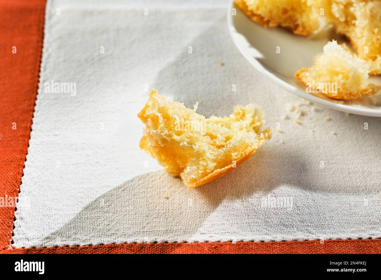 Piccola torta di briciola su panno bianco , pronto a mangiare Foto Stock