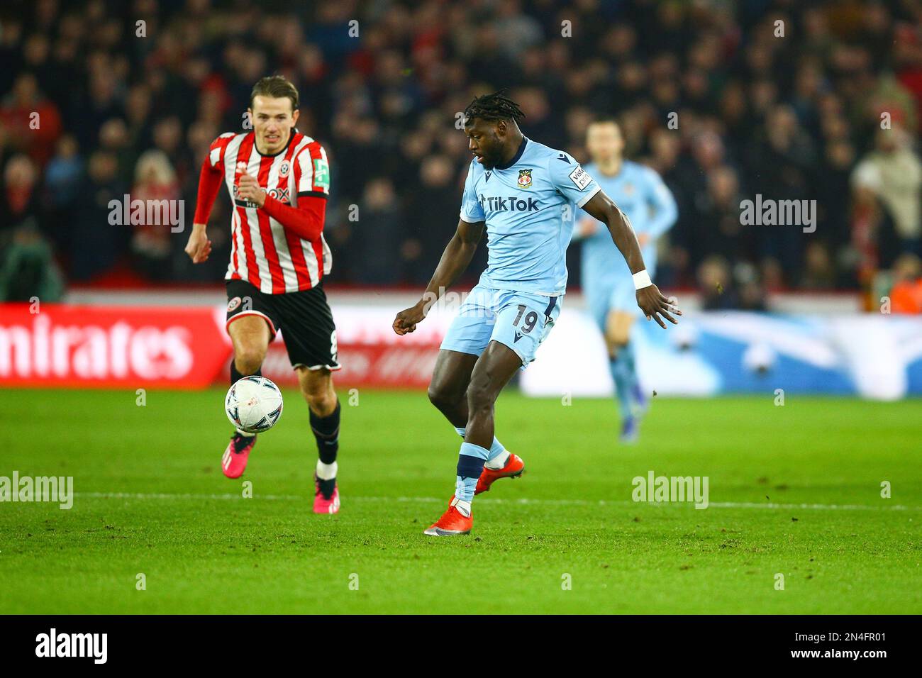 Bramall Lane, Sheffield, Inghilterra - 7th Febbraio 2023 Jacob Mendy (19) di Wrexham allontanarsi da Sander Berge (8) di Sheffield United - durante il gioco Sheffield United contro Wrexham, Emirates fa Cup, 2022/23, Bramall Lane, Sheffield, Inghilterra - 7th Febbraio 2023 Credit: Arthur Haigh/WhiteRosePhotos/Alamy Live News Foto Stock