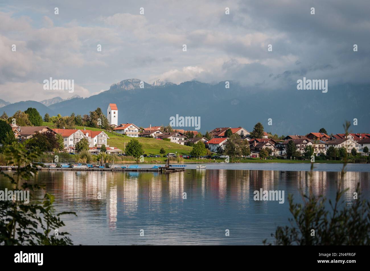 Hopfen am SEE Hopfensee Füssen Alpen Berge Gebirge Urlaub Tourismus entschleunigen wandern König Königsschlösser Bayern Allgäu Märchenprinz Foto Stock