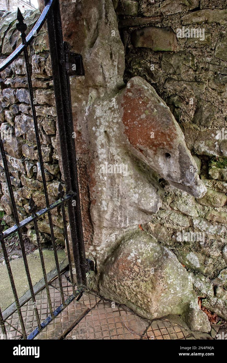 Le forme calcaree che fanno parte del supporto del cancello all'ingresso della chiesa di St Leonards a Chapel-le-Dale nel North Yorkshire, Yorkshire Dales. Foto Stock