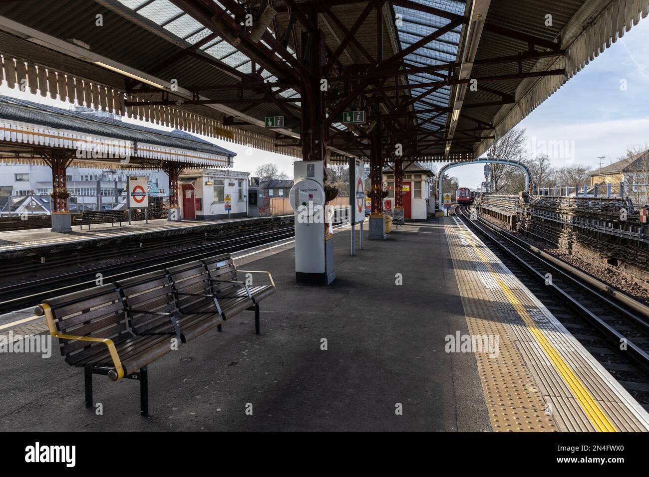 Stazione della metropolitana di Ravenscourt Park vuota, sulla rete della metropolitana di Londra District Line, Londra, Inghilterra, Regno Unito Foto Stock