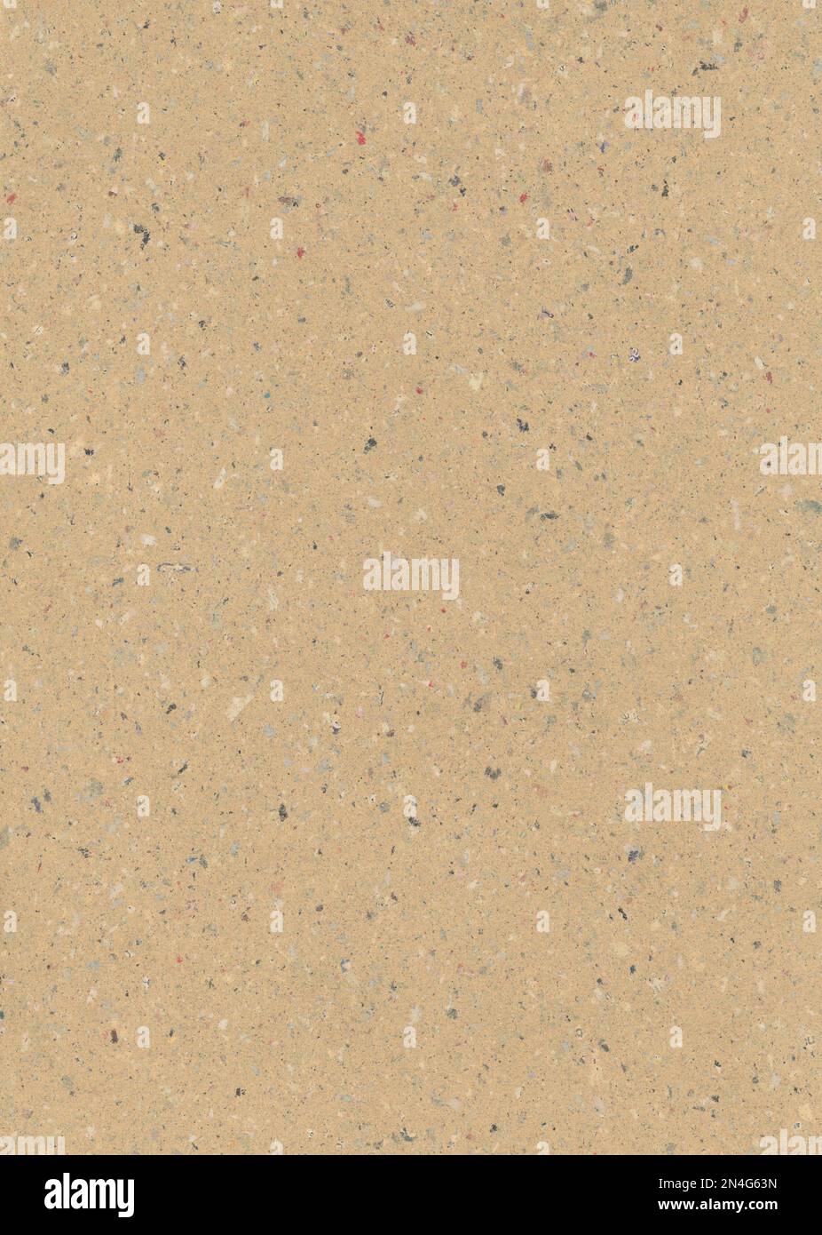 Carta marrone fatta a mano. Contiene frammenti di altra carta. Inteso come sfondo Foto Stock