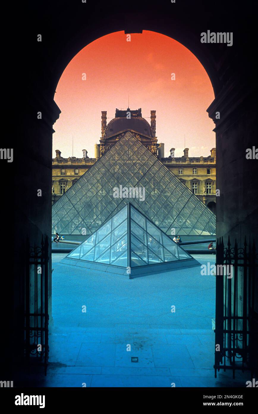 PYRAMID MUSEO DEL LOUVRE Parigi Francia Foto Stock