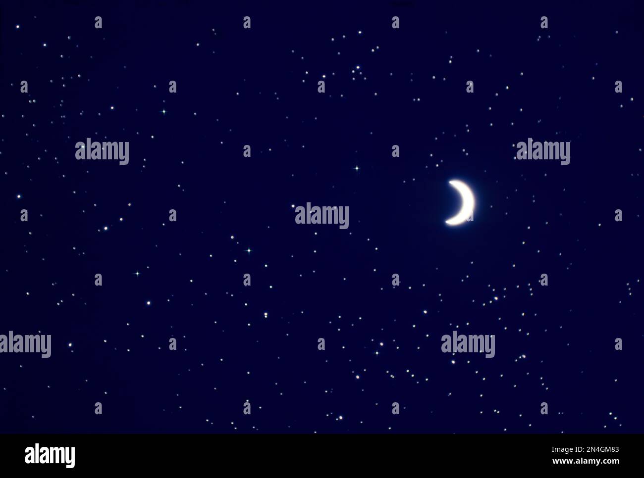 CIELO NOTTURNO BLU STELLATO CON LUNA CRESCENTE CRESCENTE Foto Stock