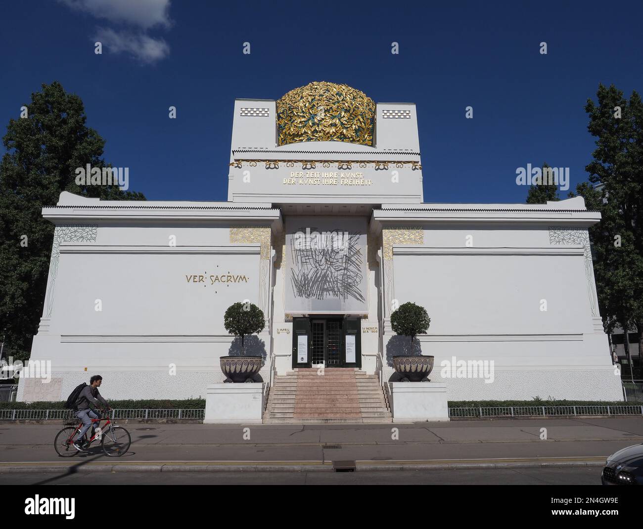 VIENNA, AUSTRIA - CIRCA 2022: Secessione Wiener di Olbrich circa 1897, Der Zeit ihre Kunst Der Kunst ihre Freiheit Ver Sacrum traduzione ad ogni età Foto Stock