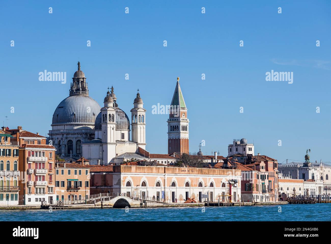 Vista della chiesa di Santa Maria della Salute e del Campanile di San Piazza Marco sul canale della Guidecca, Venezia, Veneto, Italia, Europa Foto Stock