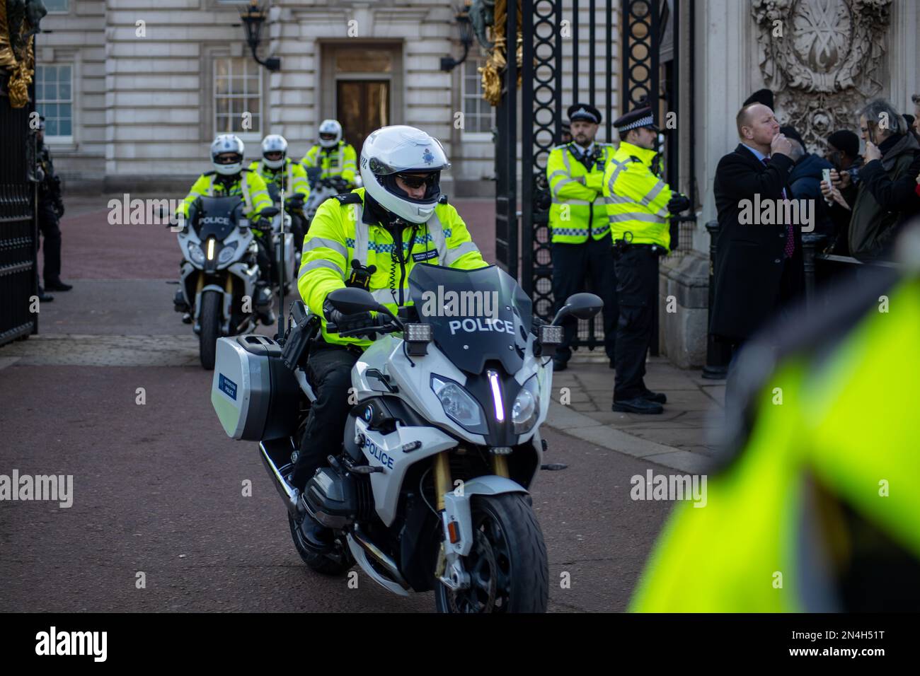 Londra, Regno Unito - 8 febbraio 2023: Polizia fuori Buckingham Palace in preperazione per la prima visita del presidente Zelensky nel Regno Unito dopo l’invasione russa dell’Ucraina. Credit: Sinai Noor/Alamy Live News Credit: Sinai Noor/Alamy Live News Foto Stock