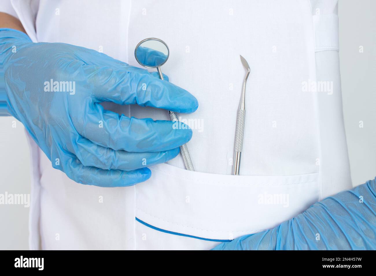 Dettaglio degli strumenti dentali per tenere la mano in clinica odontoiatrica. Concetto di igiene orale in famiglia. Teethcare, concetto di salute dentale Foto Stock