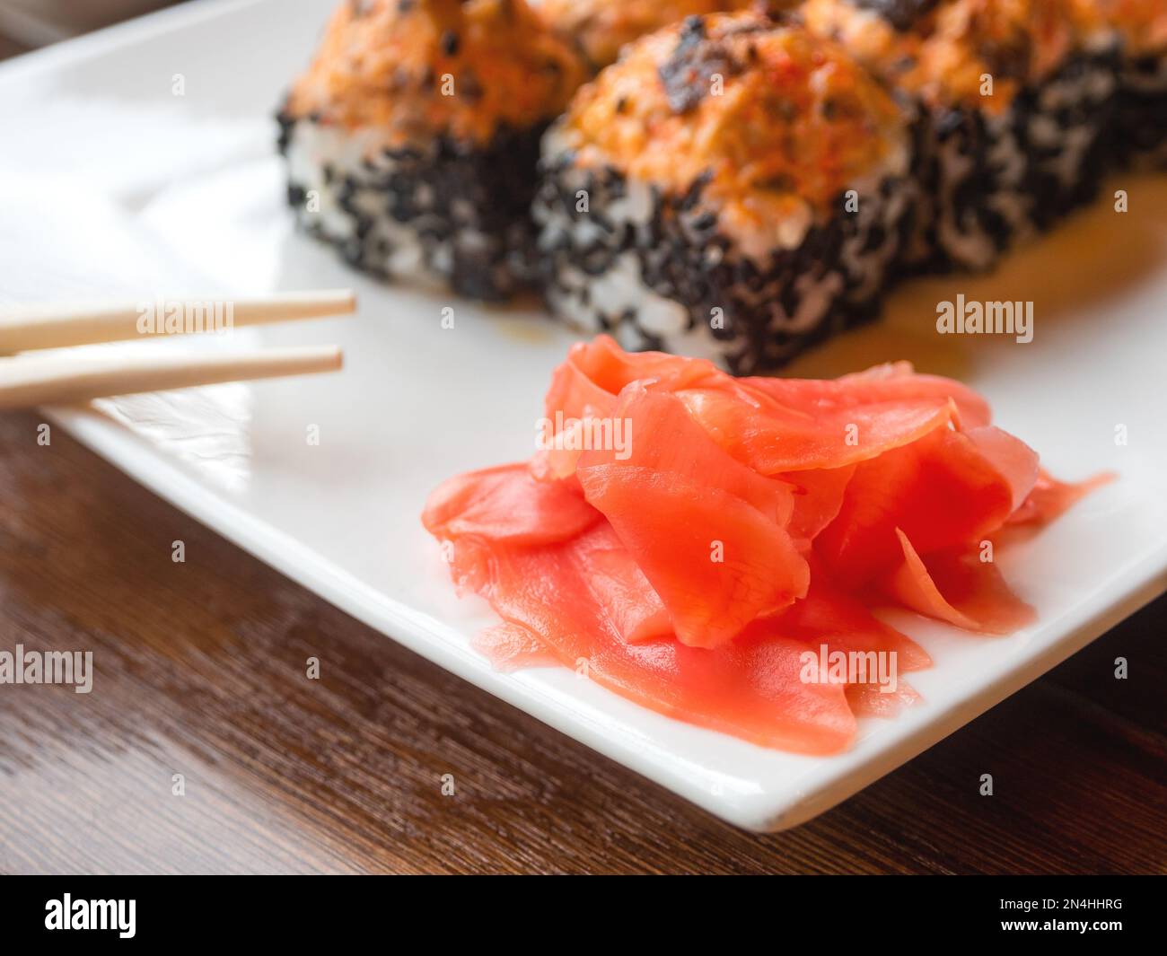 Zenzero e involtini sottaceto con anguilla, funghi shiitake, sesamo nero, salsa piccante, salsa unagi. Cucina asiatica, piatto tradizionale - sushi. Foto Stock