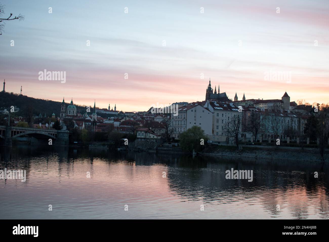 Praga, Repubblica Ceca. Ponte Carlo sopra il tramonto sul fiume Moldava e stare Mesto, Boemia famoso luogo in Europa Foto Stock