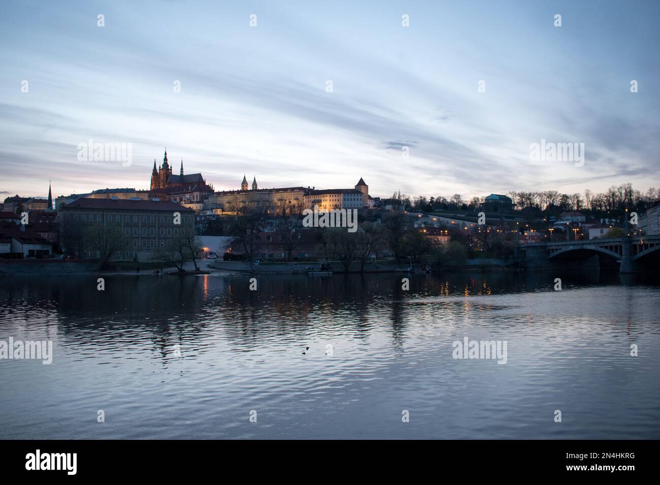 Praga, Repubblica Ceca. Ponte Carlo sopra il tramonto sul fiume Moldava e stare Mesto, Boemia famoso luogo in Europa Foto Stock