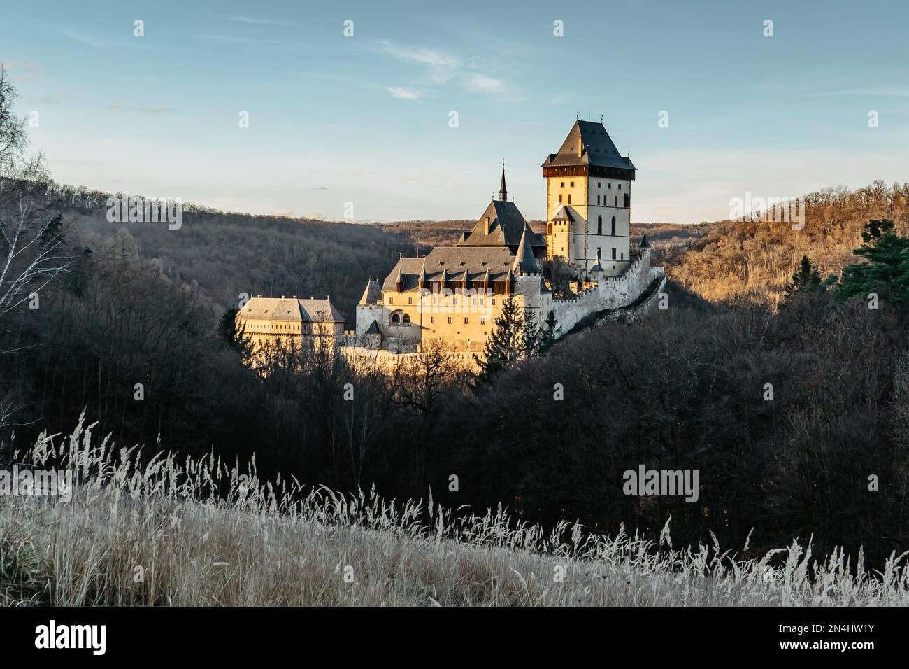 Bellissimo castello gotico reale Karlstejn, Repubblica Ceca. Ci sono gioielli della corona ceca, reliquie sacre, e Royal Treasures.Most castello ceco popolare Foto Stock