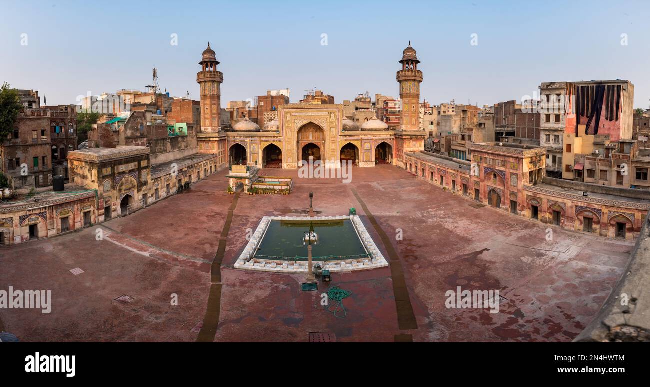 Stagno nel cortile della moschea di Wazir Khan Lahore, Pakistan Foto Stock