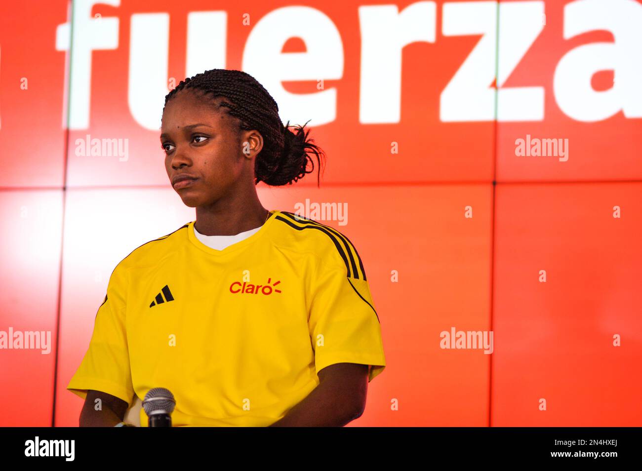 Il calciatore colombiano Linda Caicedo parla durante una conferenza stampa a Bogotà, Colombia, annunciando Claro come nuovo sponsor della sua carriera, il 8 febbraio 2023. Foto di: Chepa Beltran/Long Visual Press Foto Stock