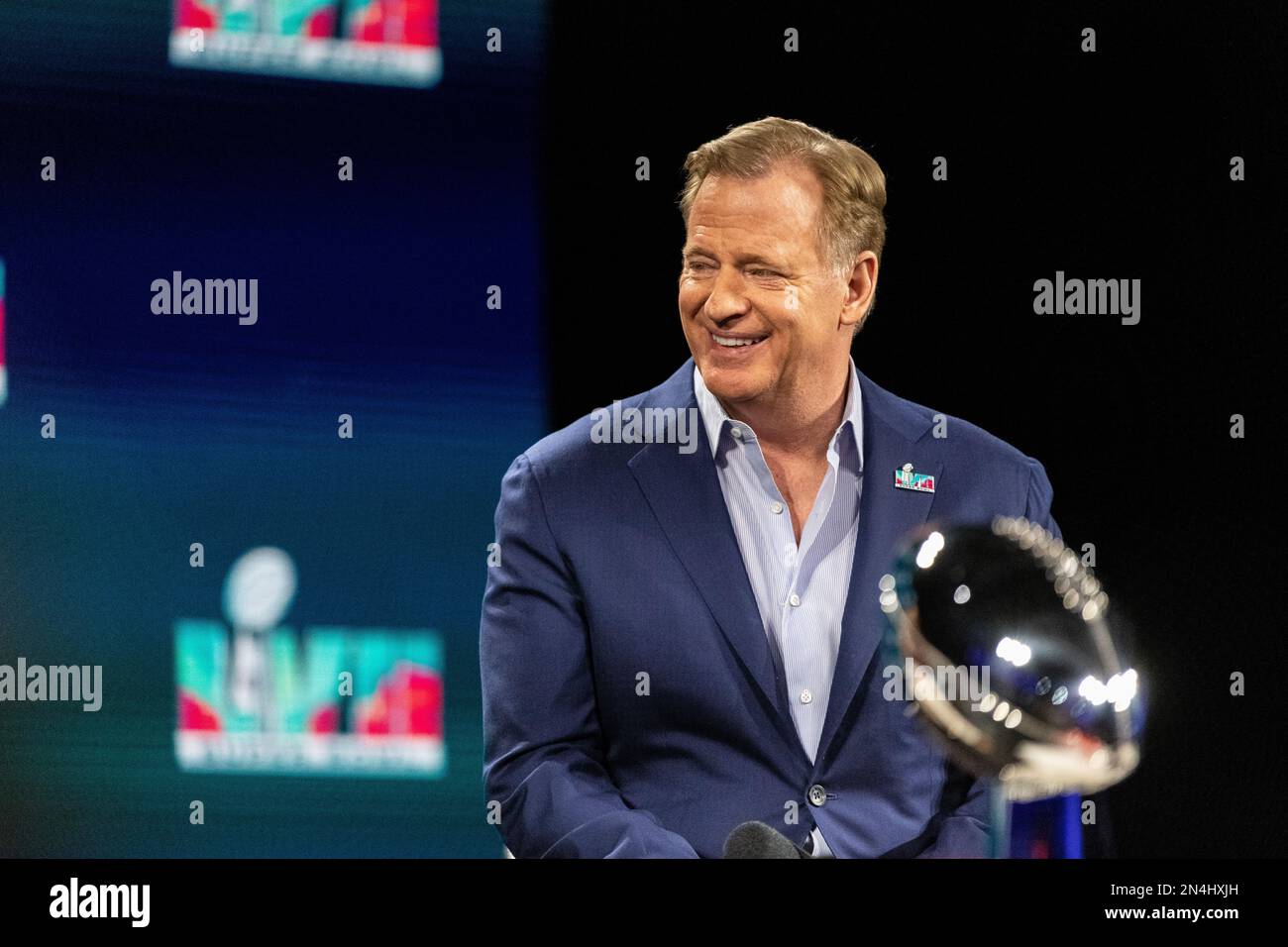 Phoenix, Stati Uniti. 08th Feb, 2023. Super Bowl LVII, Roger Goodell conferenza stampa. Roger Goodell, capo della NFL, parla a una conferenza stampa prima del Super Bowl. In primo piano è un Trofeo vince Lombardia. Credit: Maximilian Haupt/dpa/Alamy Live News Foto Stock