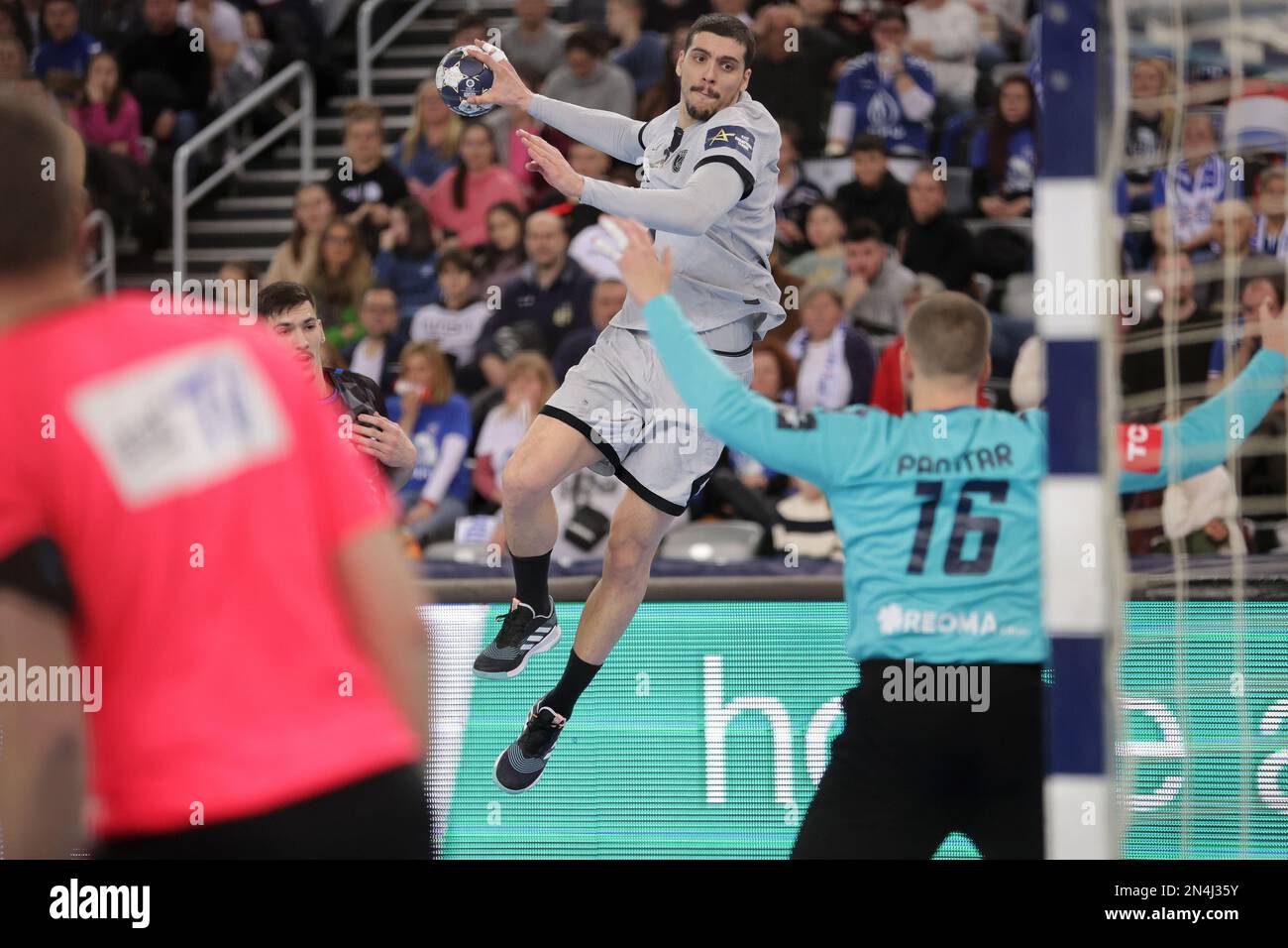 ZAGABRIA, CROAZIA - 08 FEBBRAIO: Mathieu Grebille di Parigi Saint-Germain in azione durante l'EHF Champions League Group Un round 11 match tra HC PPD Zagreb e Parigi Saint-Germain all'Arena Zagreb il 8 febbraio 2023 a Zagabria, Croazia. Foto: Luka Stanzl/PIXSELL Foto Stock