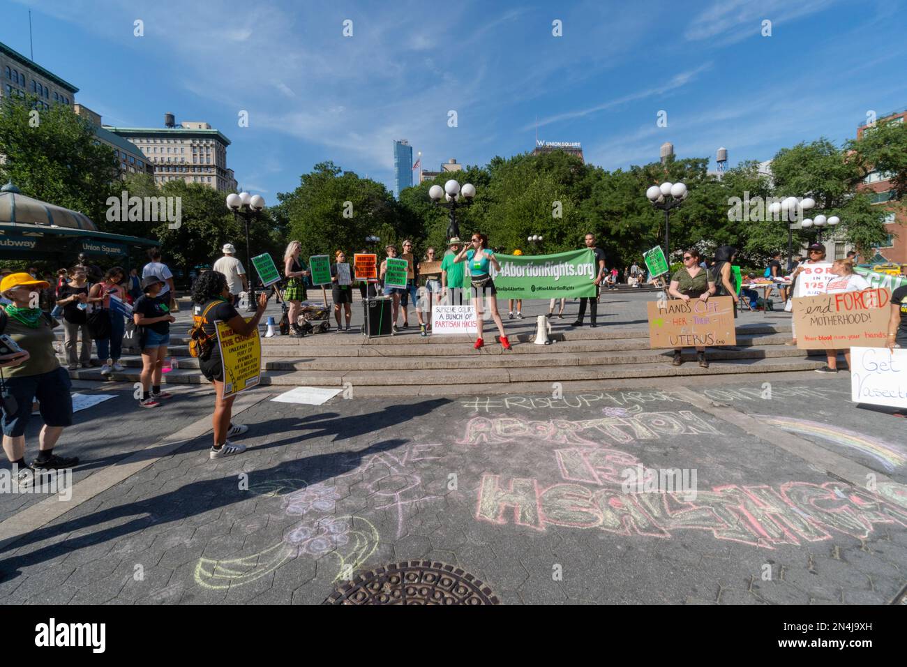 NEW YORK, NEW YORK - 13 LUGLIO: Gli attivisti 'Rise Up 4 Abortion Rights' si riuniscono e protestano a Union Square il 13 luglio 2022 a New York City. Aborto rig Foto Stock