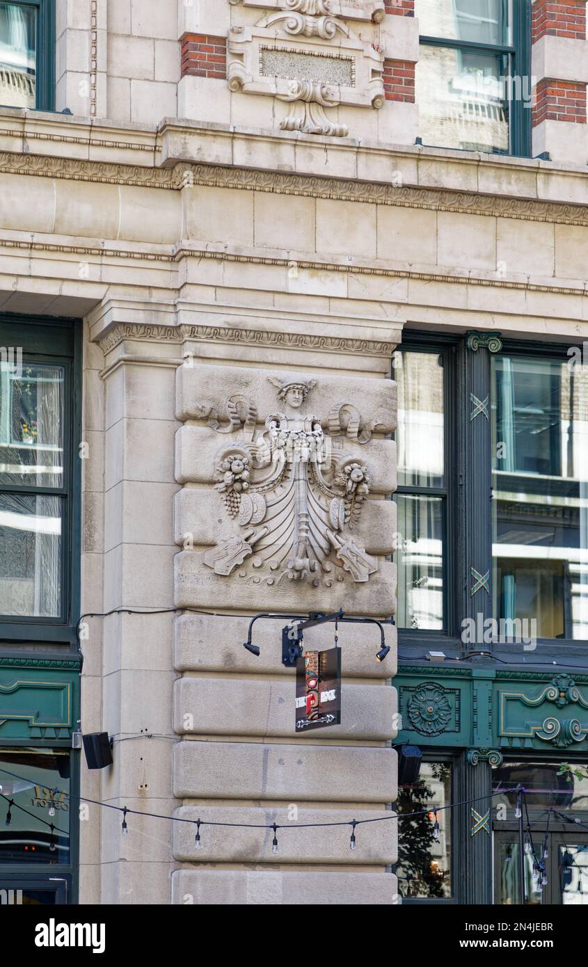 Boston Custom House District: Il Board of Trade Building è riccamente decorato con simboli marittimi. Si trova di fronte a India Street dalla Custom House. Foto Stock