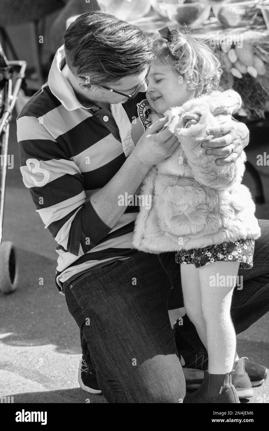 Fotografia di strada che cattura la vita quotidiana di ogni gente di giorno che va circa le loro vite occupate Foto Stock