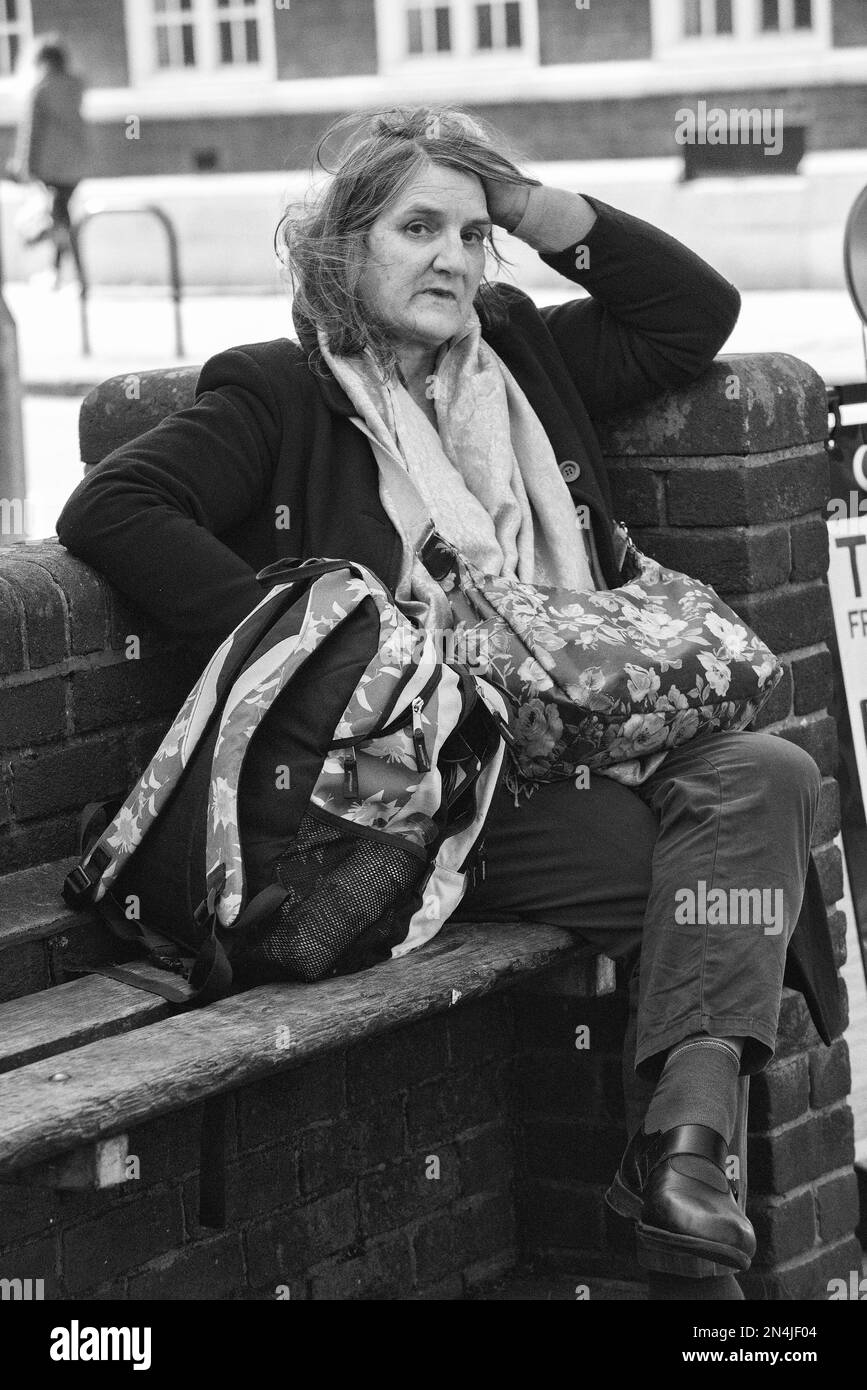 Fotografia di strada che cattura la vita quotidiana di ogni gente di giorno che va circa le loro vite occupate Foto Stock