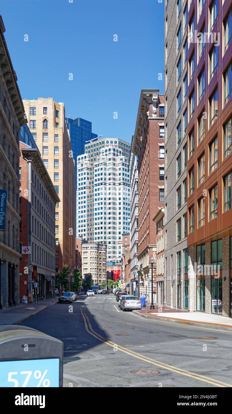 Boston Financial District: 75 state Street domina la vista NW lungo Broad Street. La colorata facciata art deco è difficile da perdere. Foto Stock