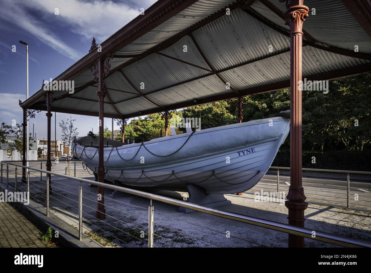 Il Tyne, sotto una calotta in ghisa di 1894 è una scialuppa di salvataggio, costruita nel 1833, un design simile a quello sviluppato a South Shields circa 44 anno prima. Foto Stock