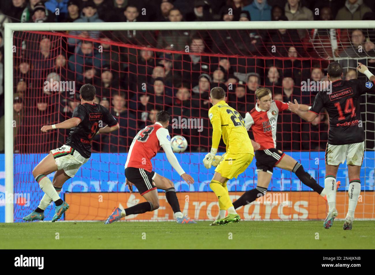 ROTTERDAM - (lr) Pedro Marques di NEC Nijmegen segna il 0-2, David Hancko di Feyenoord, Marcus Pedersen di Feyenoord, il portiere di Feyenoord Timon Wellenreuther durante il round del 16 della Coppa KNVB tra Feyenoord e NEC nello stadio di Feyenoord de Kuip il 8 febbraio 2023 a Rotterdam. ANP GERRIT VAN KOLOLEN Foto Stock