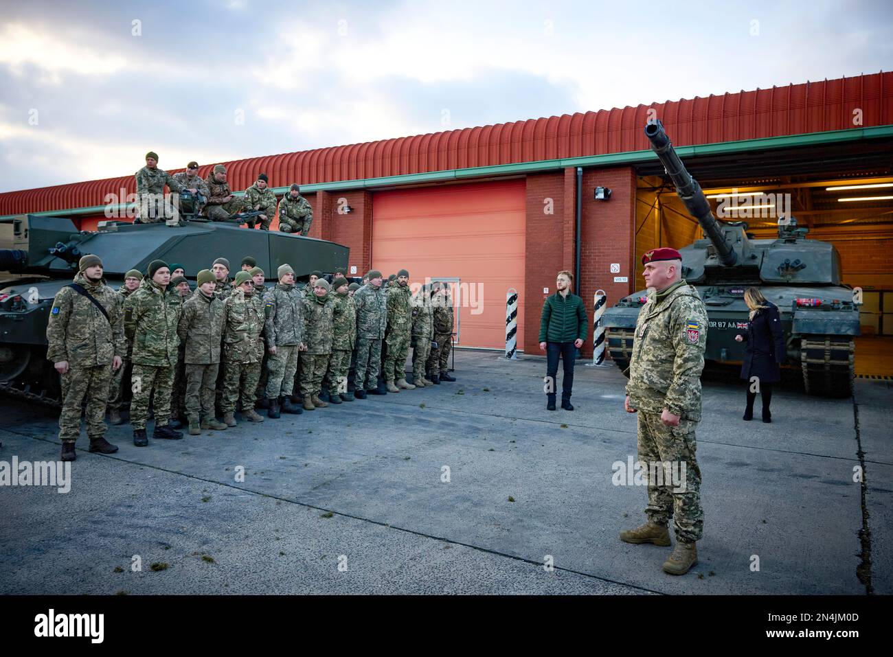 Durante una visita nel Regno Unito, il presidente dell'Ucraina Volodymyr Zelensky e il primo ministro del Regno Unito Rishi Sunak hanno visitato la base militare del campo di Bovington, dove vengono addestrati i soldati ucraini. Foto Stock