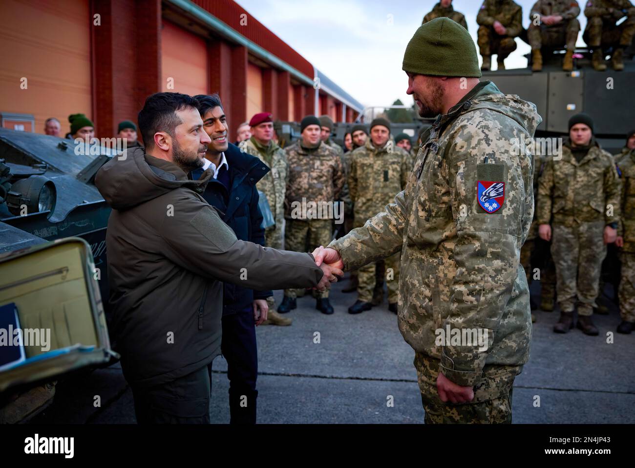 Durante una visita nel Regno Unito, il presidente dell'Ucraina Volodymyr Zelensky e il primo ministro del Regno Unito Rishi Sunak hanno visitato la base militare del campo di Bovington, dove vengono addestrati i soldati ucraini. Foto Stock
