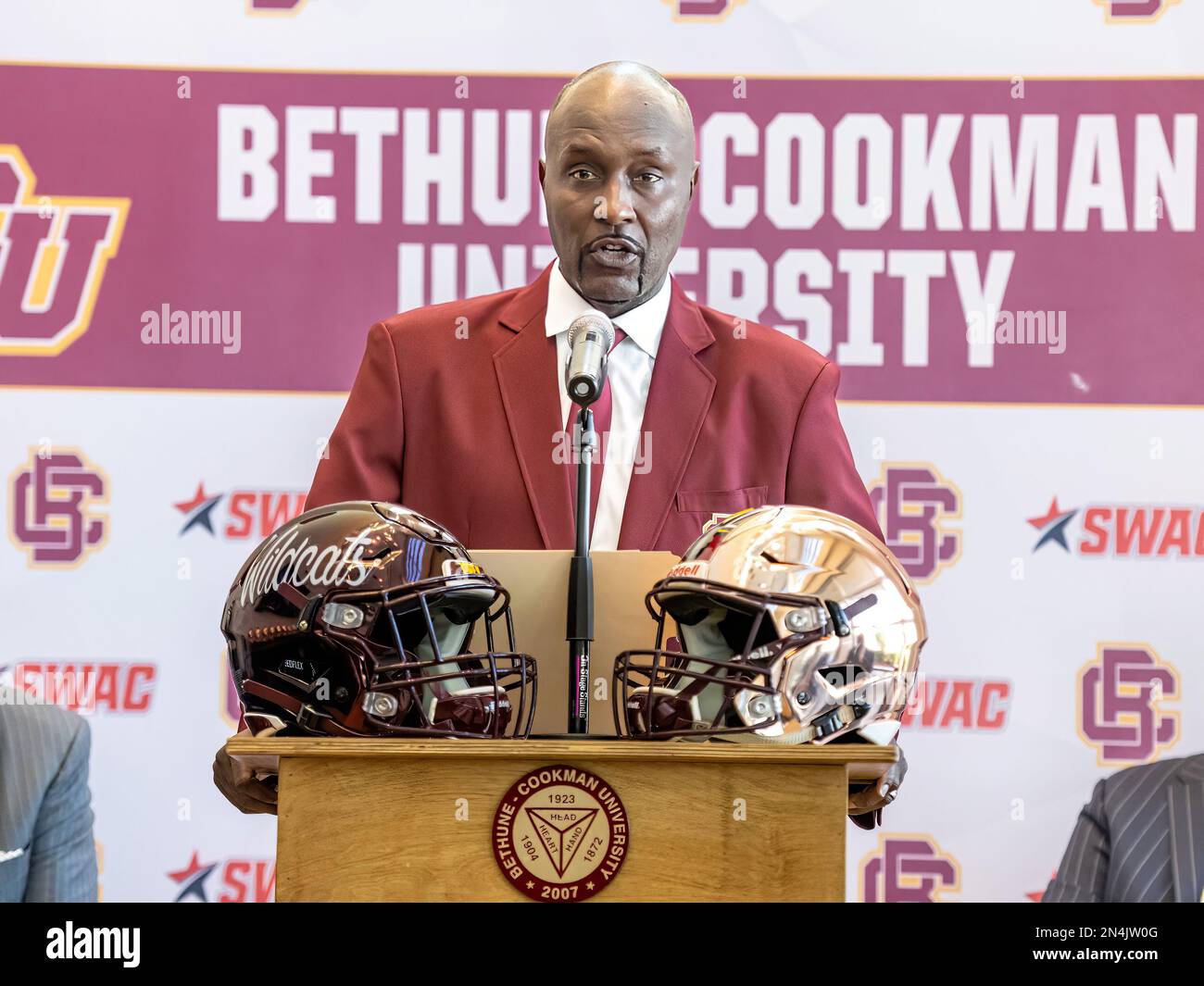 8 febbraio 2023: Il nuovo allenatore di calcio di Bethune Cookman Raymond Woodie, Jr. Si rivolge a BCU Alumni e ai media presso l'Athletic Training Center di Daytona Beach, Florida. Romeo T Guzman/Cal Sport Media Foto Stock