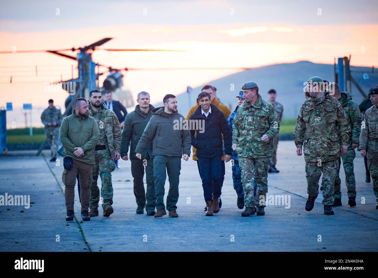 Durante una visita nel Regno Unito, il presidente dell'Ucraina Volodymyr Zelensky e il primo ministro del Regno Unito Rishi Sunak hanno visitato la base militare del campo di Bovington, dove vengono addestrati i soldati ucraini. Foto Stock