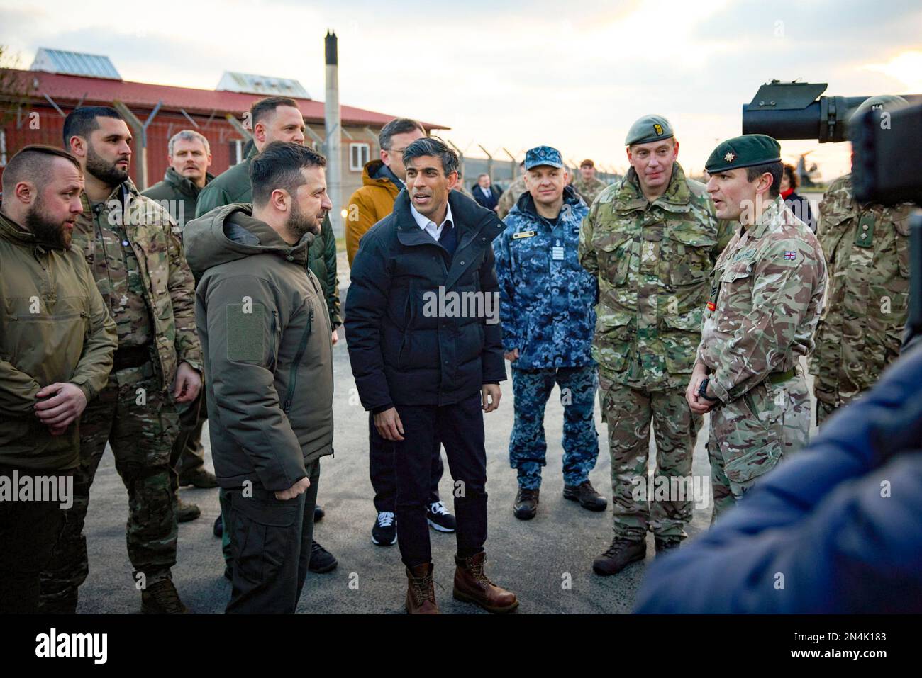 Durante una visita nel Regno Unito, il presidente dell'Ucraina Volodymyr Zelensky e il primo ministro del Regno Unito Rishi Sunak hanno visitato la base militare del campo di Bovington, dove vengono addestrati i soldati ucraini. Foto Stock