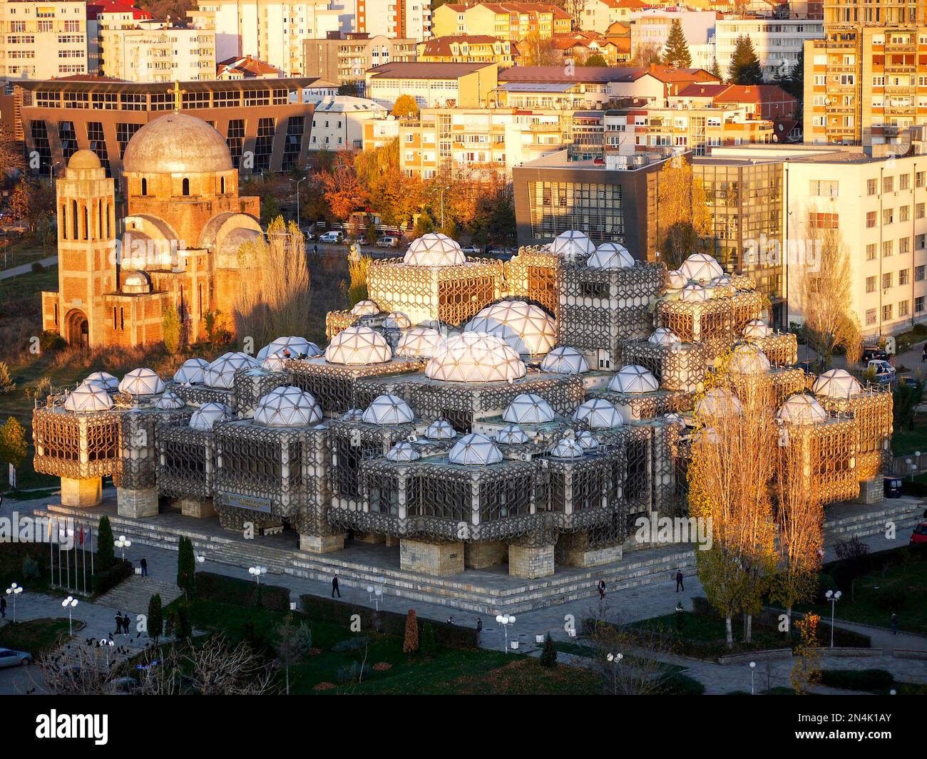 Veduta aerea di Pristina Est, della Biblioteca Nazionale del Kosovo "Pjetër Bogdani", e della Chiesa di Cristo Salvatore, Pristina, Kosovo Foto Stock