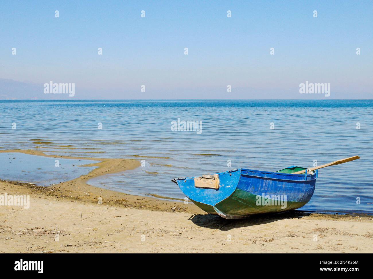 Piccola barca a remi blu, Lago di Ohrid, Tushemisht, Albania Foto Stock