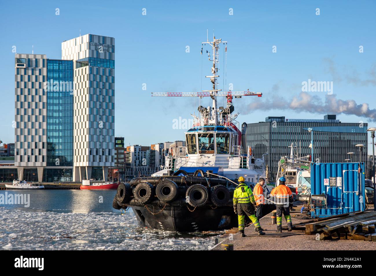 Rimorchiatore M/S H. Kanter ormeggiato a Hietalahti con il Clarion Hotel Helsinki sullo sfondo a Helsinki, Finlandia Foto Stock
