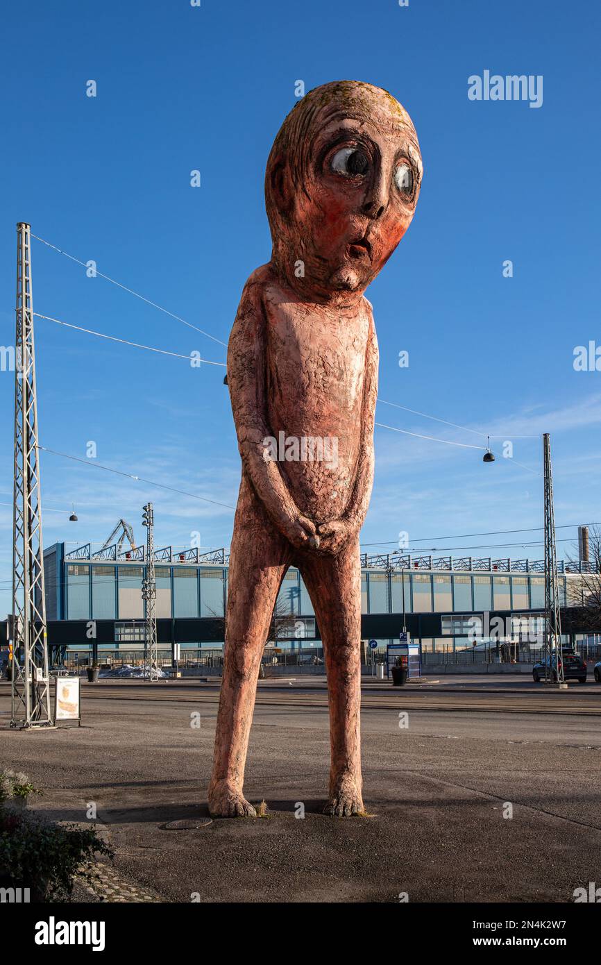 Bad Bad Boy, una scultura in cemento di Tommi Toija, nel distretto di Jätkäsaari o Länsisatama di Helsinki, Finlandia Foto Stock