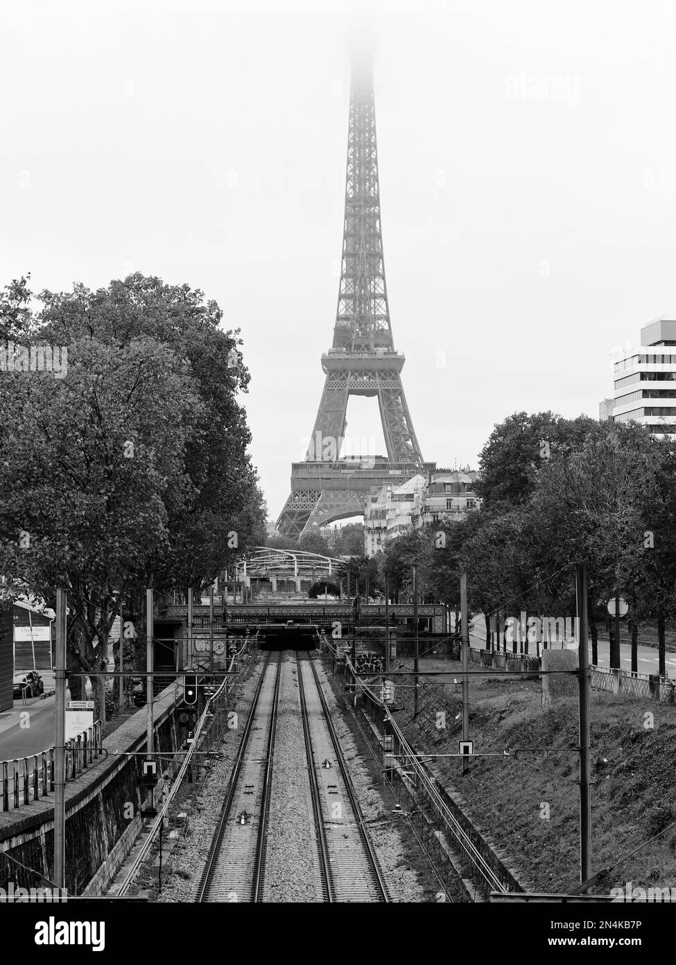 Immagine in bianco e nero delle rotaie che si dirigono verso la Torre Eiffel, Parigi, Francia, Europa, UE. Foto Stock