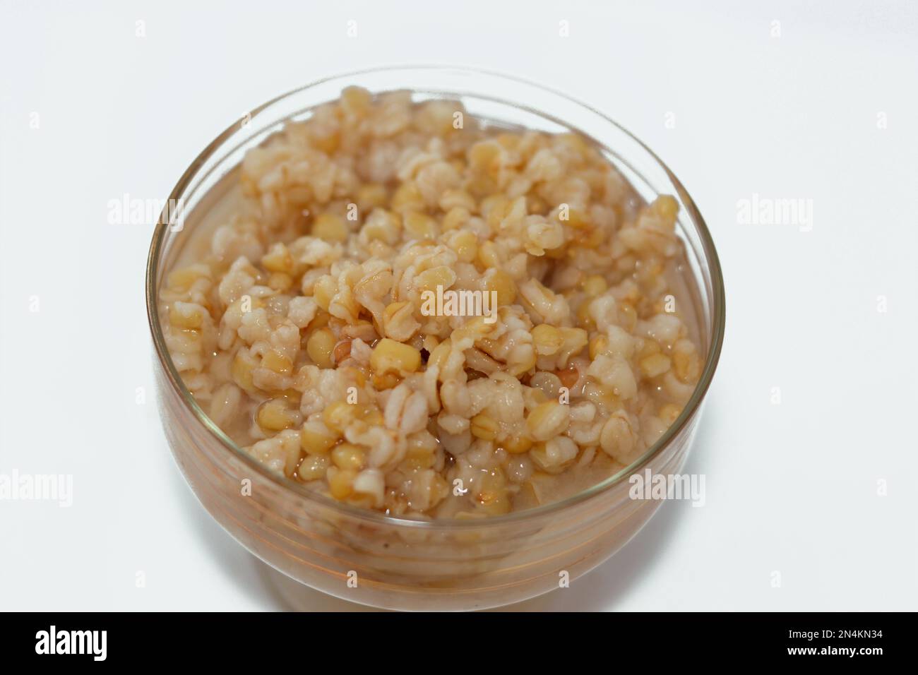 Ricetta di bacche di grano di balila belila egiziana, Un nutriente stile egiziano caldo cereale podding bacche di grano di colazione ciotola, zuccherato con zucchero, esso ' Foto Stock