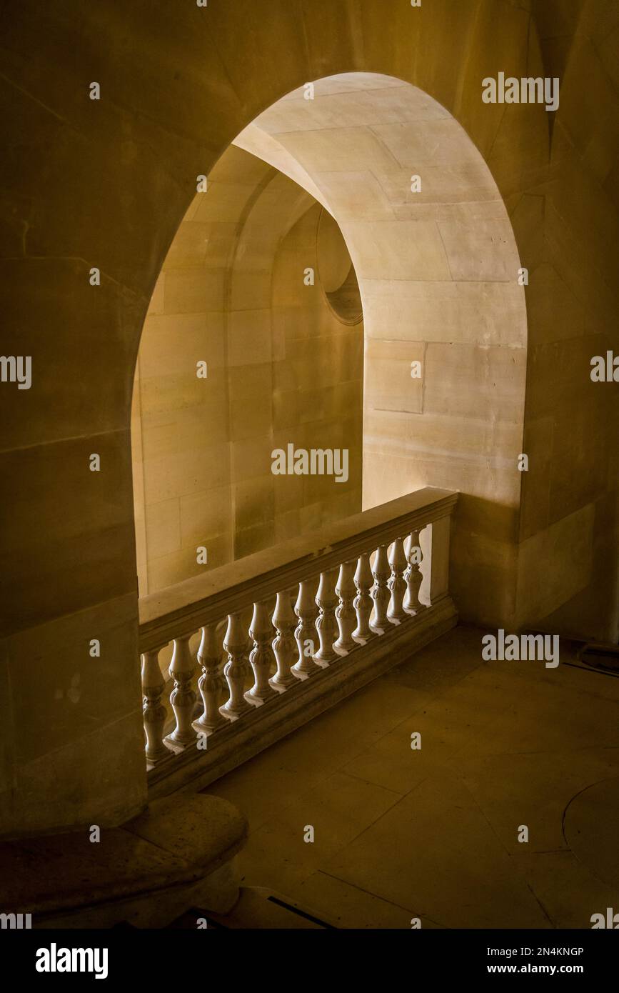 Dettaglio architettonico di un arco e di una balaustra, il Museo del Louvre, il museo più visitato al mondo, e un punto di riferimento storico a Parigi, Francia. È l'ho Foto Stock