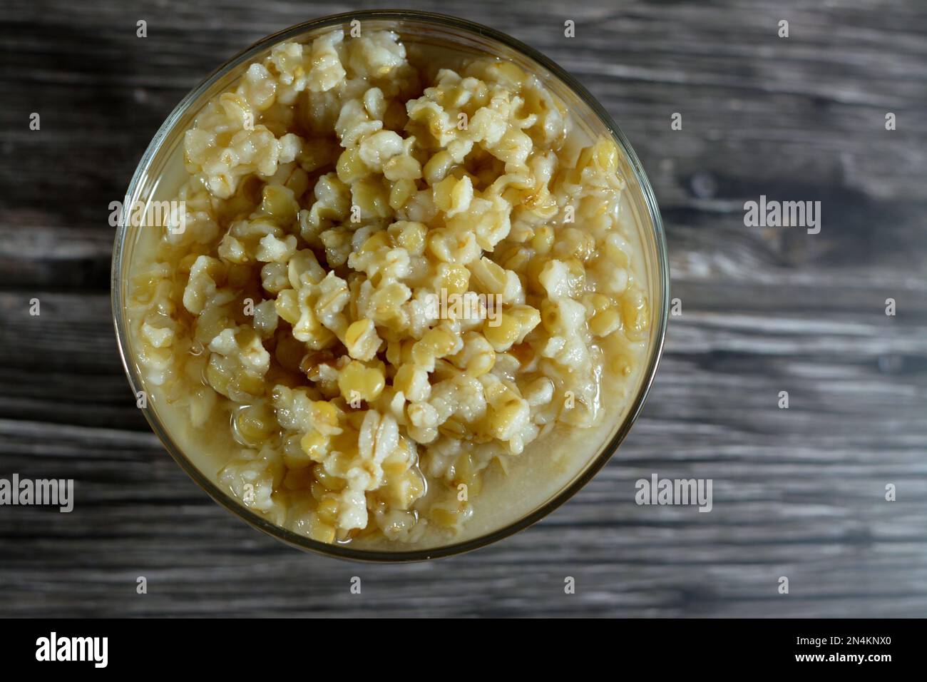Ricetta di bacche di grano di balila belila egiziana, Un nutriente stile egiziano caldo cereale podding bacche di grano di colazione ciotola, zuccherato con zucchero, esso ' Foto Stock