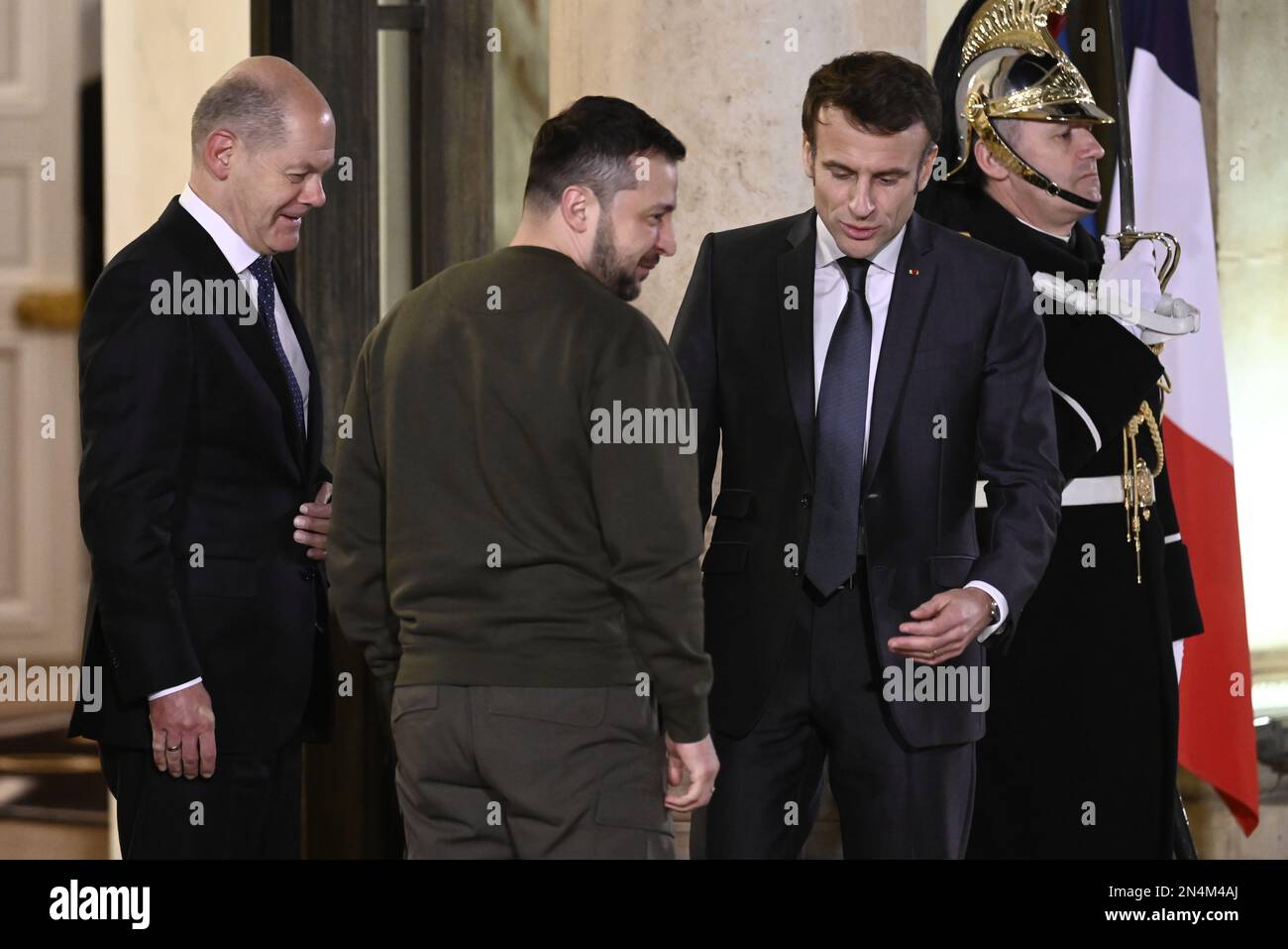 Julien Mattia / le Pictorium - Volodymyr Zelensky ricevuto da Emmanuel Macron al Palazzo dell'Elysee - 8/2/2023 - Francia / Parigi - il presidente francese Emmanuel Macron riceve il presidente ucraino Volodymyr Zelensky e il cancelliere tedesco OLAF Scholz al Palazzo dell'Elysee alla vigilia del vertice europeo di Bruxelles. Foto Stock