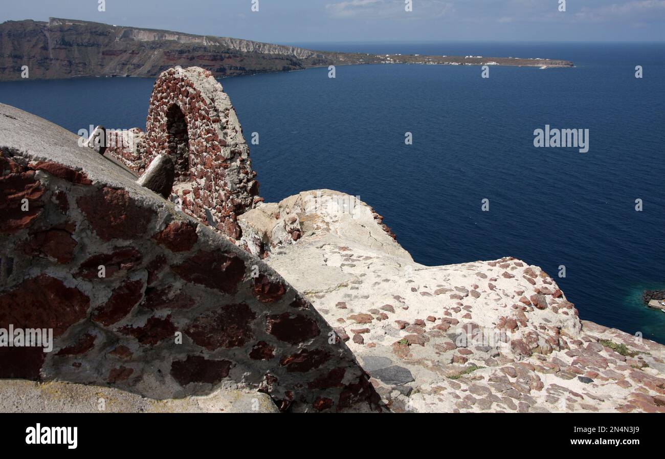 Una vista dalla città di Oia che guarda attraverso il porto di Riva sulle isole greche di Thirasia Santorini Foto Stock