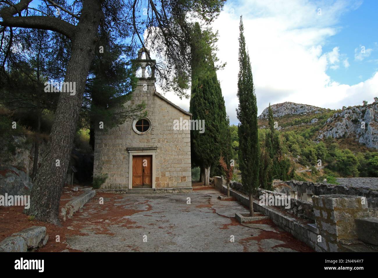 Vecchia chiesa di San Theodor a Malo Grablje, piccolo Grablje, villaggio fantasma, villaggio abbandonato sull'isola di Hvar, Croazia Foto Stock