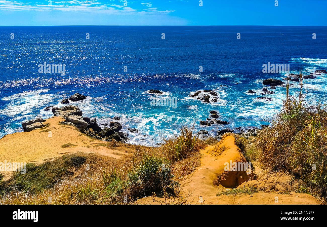 Splendide rocce rocce pietre e massi e enormi onde da surfista e vista panoramica sulla spiaggia di Bacocho Puerto Escondido Oaxaca Messico. Foto Stock