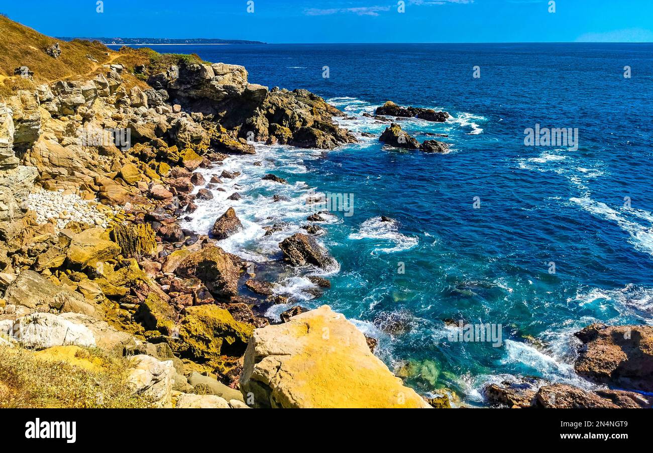 Splendide rocce rocce pietre e massi e enormi onde da surfista e vista panoramica sulla spiaggia di Bacocho Puerto Escondido Oaxaca Messico. Foto Stock