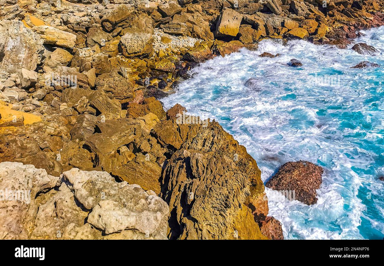 Splendide rocce rocce pietre e massi e enormi onde da surfista e vista panoramica sulla spiaggia di Bacocho Puerto Escondido Oaxaca Messico. Foto Stock