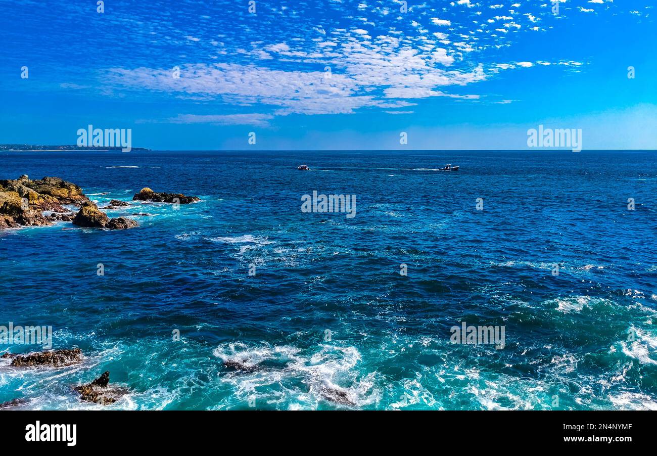 Splendide rocce rocce pietre e massi e enormi onde da surfista e vista panoramica sulla spiaggia di Bacocho Puerto Escondido Oaxaca Messico. Foto Stock