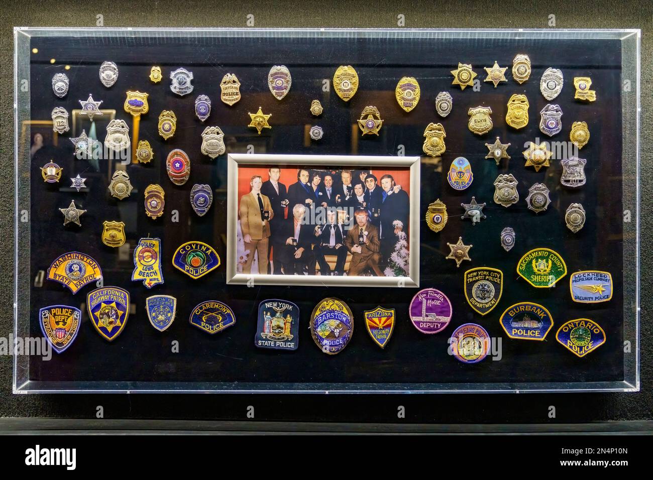 Mostra i badge e le patch della polizia di Elvis Presley nel Trophy Building di Graceland, la sua casa a Memphis, Tennessee. Foto Stock