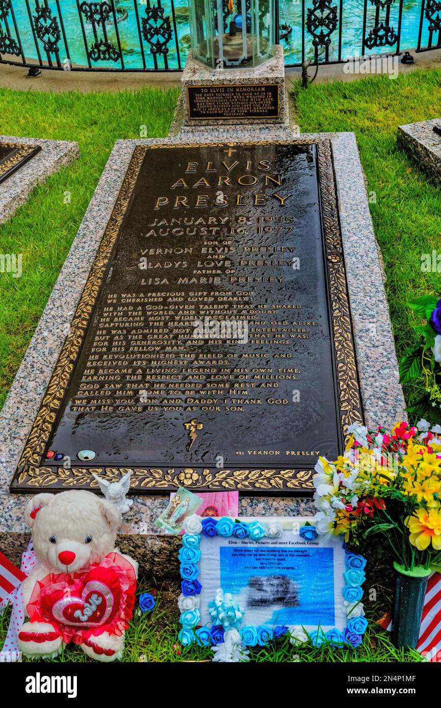 La tomba di Elvis Presley nel Giardino di meditazione di Graceland, la sua casa a Memphis, Tennessee. Foto Stock